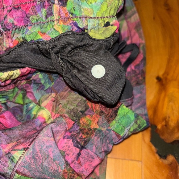 Lululemon hotty hot 2.5” shorts - Picture 3 of 3